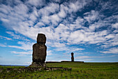 Moai landeinwärts am Tahai Ceremonial Complex auf der Osterinsel,Chile,Osterinsel,Isla de Pascua,Chile
