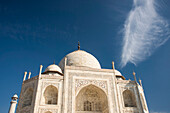 Opulente Schönheit des Taj Mahal und Blick auf den Eingang vor einem strahlend blauen Himmel, Agra, Uttar Pradesh, Indien