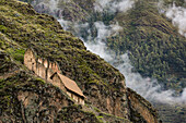 Von den Inkas aus Feldsteinen erbautes Lagerhaus oder Qullqas auf den Hügeln um Ollantaytambo,Ollantaytambo,Cuzco,Peru
