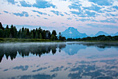 Oxbow Bend des Snake River mit der Reflexion des Mount Moran im Grand Teton National Park, Wyoming, USA, Jackson, Wyoming, Vereinigte Staaten von Amerika