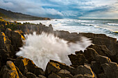 Spritzwasser am Punakaiki oder Pancake Rocks bei Flut auf der Südinsel Neuseelands, Greymouth, Neuseeland