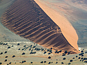 Luftaufnahme mit Blick über den Namib-Naukluft Park, Sossusvlei, Namibia