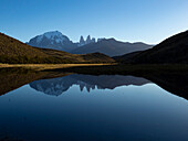 Bergspiegelung in einem Teich im Torres del Paine National Park, Patagonien, Chile