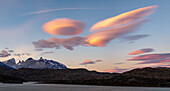 Sonnenaufgang vom Lago Grey mit linsenförmigen Wolken im Torres del Paine National Park, Patagonien, Chile