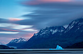 Eisberg vom Grey Glacier, der vom südlichen patagonischen Eisfeld im Torres del Paine National Park, Patagonien, Chile, herunterkommt