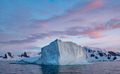 Eisberg und Sonnenuntergangshimmel um Mitternacht im antarktischen Sommer,Paradise Bay,Antarktis