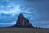 Auflösende Gewitterwolken über Shiprock in der Hochwüstenebene der Navajo Nation in New Mexico, USA, Shiprock, New Mexico, Vereinigte Staaten von Amerika