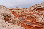 Landschaftliche Ansicht von Felsformationen unter einem bewölkten Himmel, die Teil der fremden Landschaft von erstaunlichen Linien, Konturen und Formen in der wundersamen Gegend, bekannt als White Pocket, in Arizona, Arizona, Vereinigte Staaten von Amerika, sind