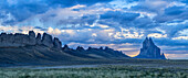 Dramatische Gewitterwolken verziehen sich über dem felsigen Grat und der Formation des berühmten Shiprock Peak Monolithen, Shiprock, New Mexico, Vereinigte Staaten von Amerika
