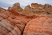 Blick auf den erodierten Navajo-Sandstein, der rote Felsformationen bildet, die fremde Landschaften mit erstaunlichen Linien, Konturen, Mustern und Formen in der wundersamen Gegend von White Rock bilden, Arizona, Vereinigte Staaten von Amerika