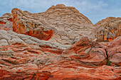 Nahaufnahme von Navajo-Sandstein-Felsformationen, die als Brain Rocks bezeichnet werden, unter einem bewölkten Himmel in der wundersamen Gegend von White Pocket mit ihren fremdartigen Landschaften aus erstaunlichen Linien, Konturen und Formen, Arizona, Vereinigte Staaten von Amerika