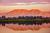 Blick nach Westen auf das Tal der Könige bei Sonnenaufgang, Luxor, Ägypten