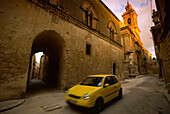 Gelbes Auto auf einer Straße in Mdina, Mdina, Insel Malta, Malta