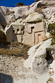 Nahaufnahme der Fassade der Höhlenkirche in der Stadt Goreme im Pigeon Valley, Region Kappadokien, Provinz Nevsehir, Türkei