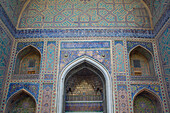 Innenraum, islamische Bögen und Kachelarbeiten in der Tilla-Kari-Moschee (1660 fertiggestellt) am Registan-Platz, Samarkland, Usbekistan