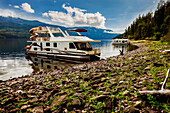 Eine Familie genießt ihren Urlaub auf einem Hausboot, das am Ufer des Shuswap Lake, Shuswap Lake, British Columbia, Kanada, geparkt ist