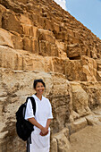 Nahaufnahme einer asiatischen Touristin, die vor der Großen Pyramide von Gizeh steht, Gizeh, Kairo, Ägypten