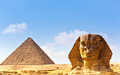 Blick auf die Große Pyramide und die Sphinx von Gizeh unter blauem Himmel, Gizeh, Kairo, Ägypten