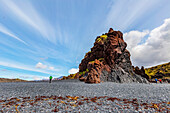 Eine vulkanische Felsformation in der Mitte des Strandes im Snaefellsjokull-Nationalpark im Westen Islands, Island