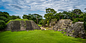 Üppiges Blattwerk und Ruinen in einem Maya-Dorf, San Jose Succotz, Cayo District, Belize