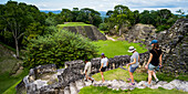 Touristen bei den Ruinen in einem Maya-Dorf, San Jose Succotz, Cayo District, Belize