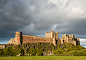 Antike Burg Bamburgh an der Küste Northumbriens, Bamburgh, Northumberland, England