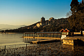 Blick auf den Turm des buddhistischen Weihrauchs und den Kunming-See, Sommerpalast, Peking, China