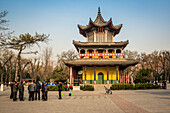 Chinesische Männer üben Kalligraphie im Revolutionspark, Xian, Provinz Shaanxi, China