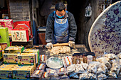 Ein Mann stellt traditionelle chinesische Süßigkeiten im Altstadtviertel von Luoyang her, Luoyang, Provinz Henan, China