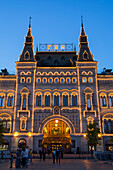 GUM-Kaufhaus in der Abenddämmerung, Roter Platz, Moskau, Russland