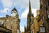 Ansicht von Gebäuden auf dem Castle Hill mit der Castle Hill Schule im Hintergrund, Edinburgh, Schottland