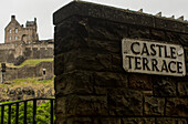 Blick auf Edinburgh Castle von der Castle Terrace, West Princess Street Gardens, Edinburgh, Schottland