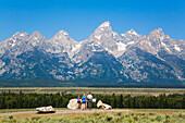 Touristen am Aussichtspunkt, Teton Range, Grand Teton National Park, Wyoming, Vereinigte Staaten von Amerika