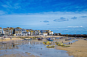 Harbour Beach mit Booten, Geschäften und Restaurants, St. Ives, Cornwall, England