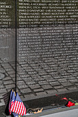 Flaggen an der Mauer,Vietnam Veterans Memorial,Washington D.C.,Vereinigte Staaten von Amerika
