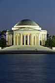 Jefferson Memorial beleuchtet in der Abenddämmerung,Washington D.C.,Vereinigte Staaten von Amerika