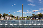 Denkmal für den Zweiten Weltkrieg, Washington Monument (Hintergrund), Washington D.C., Vereinigte Staaten von Amerika