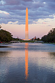 Washington Monument vom Lincoln Monument aus aufgenommen in der Abenddämmerung,Washington D.C.,Vereinigte Staaten von Amerika