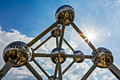 Große Kunststruktur aus rostfreiem Stahl in Form eines Atoms mit blauem Himmel und Sonnenaufgang,Brüssel,Belgien