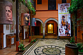 Dekoratives Interieur einer Synagoge mit ausgestellten Kunstwerken und einem Davidstern auf dem Boden, Jüdisches Viertel von Córdoba, Córdoba, Spanien