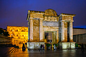 Puerta del Puente, Brückentor, ein Renaissance-Tor, Córdoba, Provinz Córdoba, Spanien