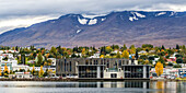 Akureyri ist eine Stadt am Fuße des Eyjafjordur Fjords in Nordisland, Akureyri, Nordostisland, Island