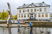 Seydisfjordur ist eine Stadt und Gemeinde in der Ostregion Islands an der innersten Spitze des gleichnamigen Fjords. Eine Straße über den Fjardarheidi-Pass verbindet Seydisfjordur mit dem Rest von Island,Seydisfjordur,Ostregion,Island