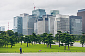 Stadtbild von Tokio vom Gelände des Kaiserpalastes aus gesehen, Tokio, Kanto, Japan