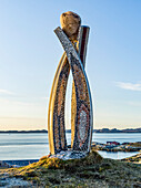 Inussuk-Skulptur und Blick auf die Küstenlinie, Nuuk, Sermersooq, Grönland