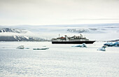 Arktisches Expeditionsschiff in Nordnorwegen, Nordaustlandet, Svalbard, Norwegen
