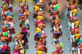 Tilinchos, Miniatur-Keramikfiguren zum Verkauf auf der Alasitas, einer jährlichen Messe, auf der die Menschen Miniaturgeschenke kaufen und den Gott des Wohlstands preisen, Ekeko, La Paz, Bolivien