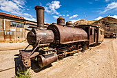 Baldwin-Lokomotive 10998,Baujahr 1890,und der dahinter liegende Wagen sollen die von Butch Cassidy und Sundance Kid überfallenen Wagen sein,Pulacayo,Departement Potosi,Bolivien