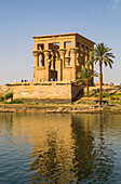 Kiosk des Trajan (im Vordergrund), Isis-Tempel, UNESCO-Welterbe, Insel Philae, Assuan, Ägypten