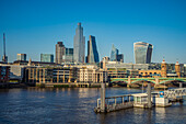 Die City of London und die Southwark Bridge von der Bankside aus gesehen, London, England